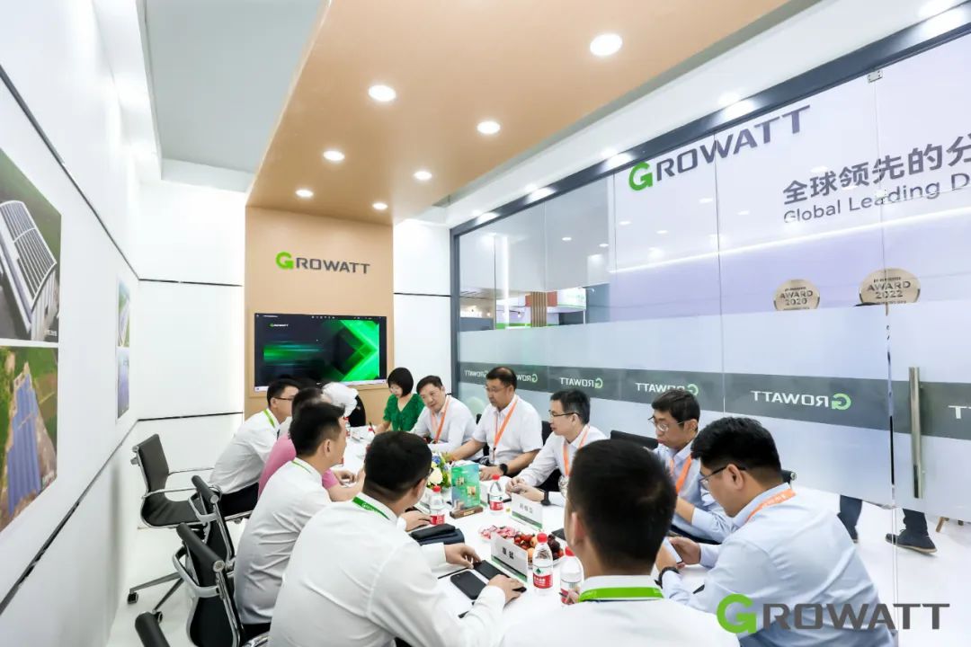 覃明東總經(jīng)理一行參觀了古瑞瓦特展臺 覃明東總經(jīng)理一行參觀了古瑞瓦特展臺